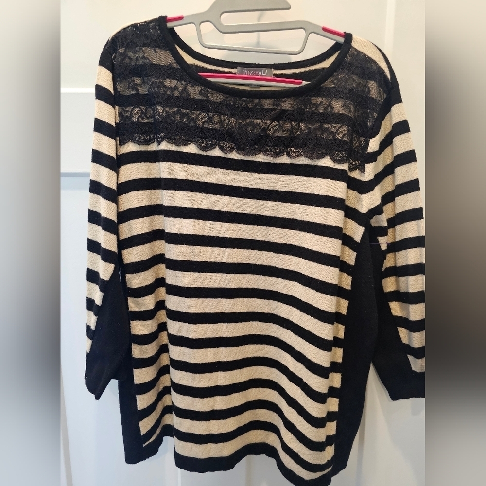 Roz & Ali 2X Black Beige Striped Sweater with Lace Yoke – Plus Size